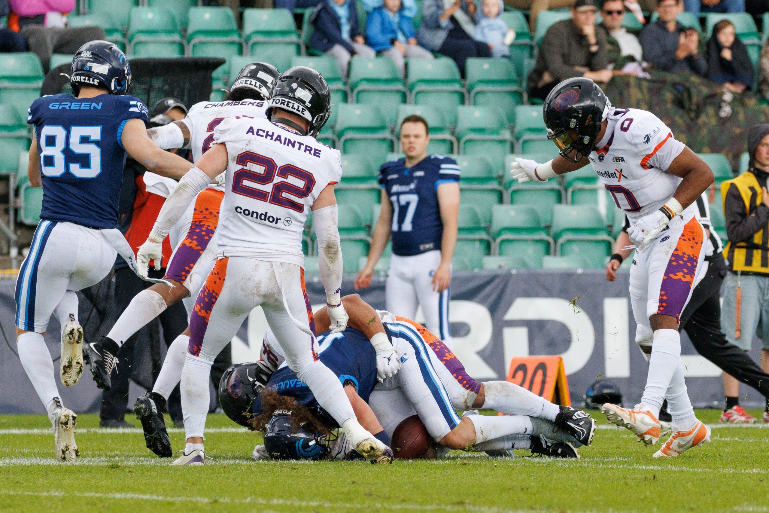 Linebacker Louis Achaintre