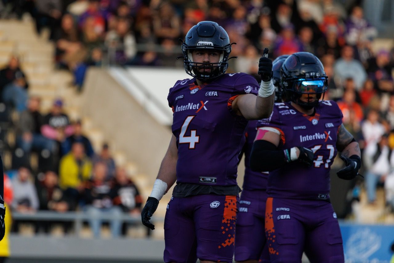 Galaxy Linebacker Naylor